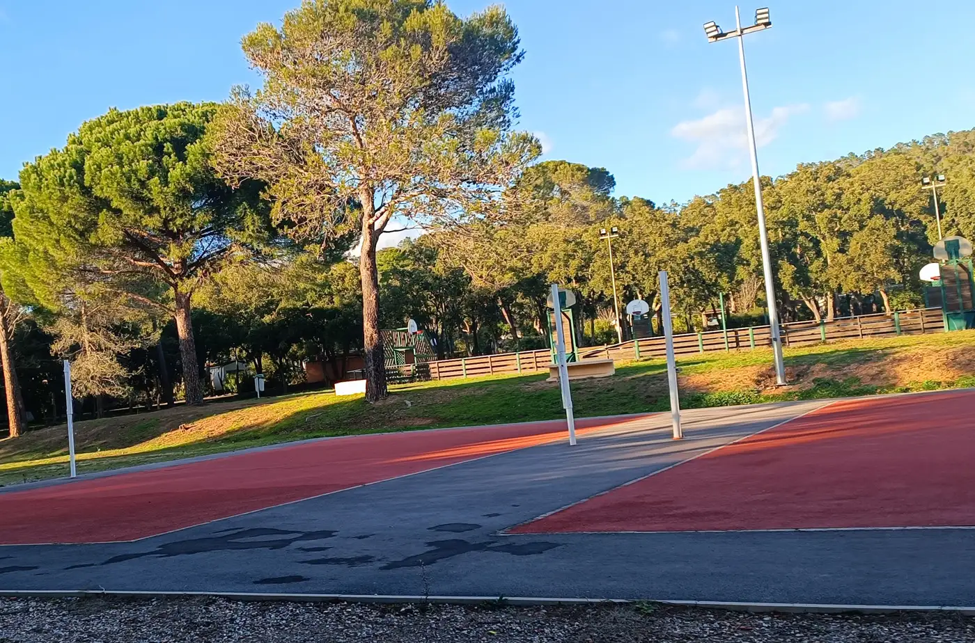 amenagement-enrobe-autour-jeu-de-volley